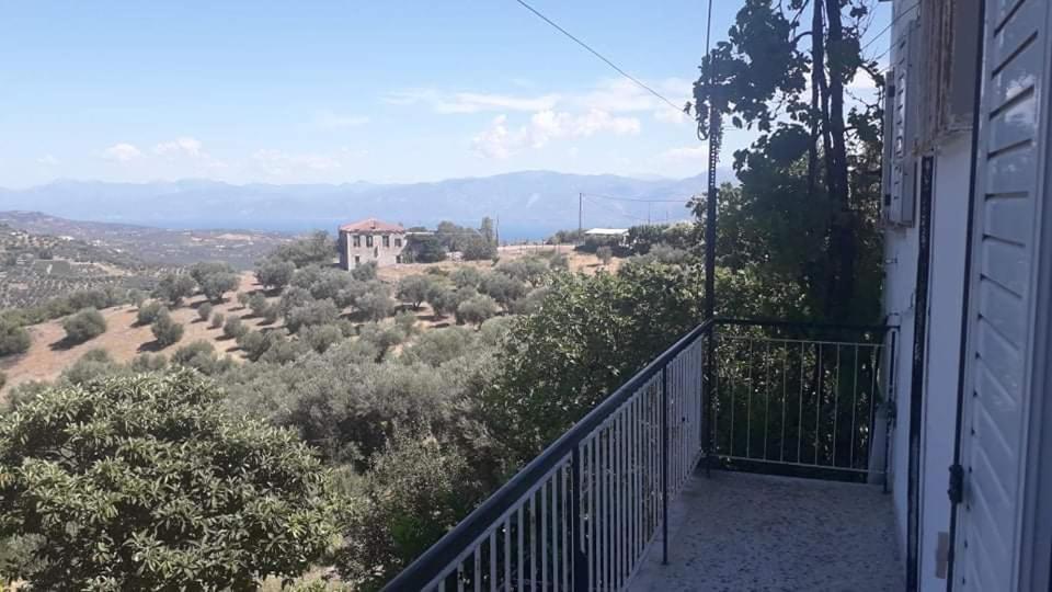 Вілла Vacation House Dionysia Егіо Екстер'єр фото